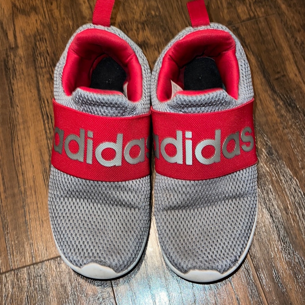 👟Adidas slip in n boys size 5 used a lot & loved a lot still have some life left